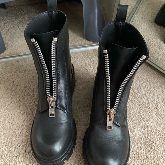 Steve Madden Popular Tiktok Grungy Boots Never Worn size 8 - Picture 3 of 5